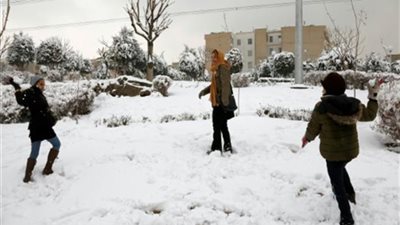 إغلاق المدارس في إيران جراء الثلوج والفيضانات
