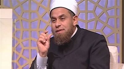 داعية إسلامي: حديث المرأة مع زميلها خارج نطاق العمل 