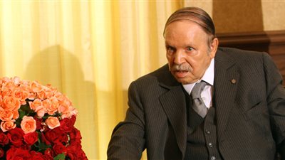 بوتفليقة يحذر الجزائريين من مؤامرات أجنبية قادمة من وراء البحار