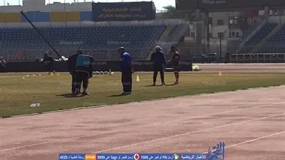 تركيب شاشات الكترونية داخل استاد الإسماعيلية قبل مباراة المصري 