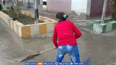 مدير مدرسة بكفر الشيخ يجبر الطلاب على نزح مياه الأمطار (صور) 