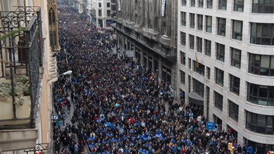 300 ألف إسبانى يطالبون الحكومة باستقبال لاجئين (فيديو)