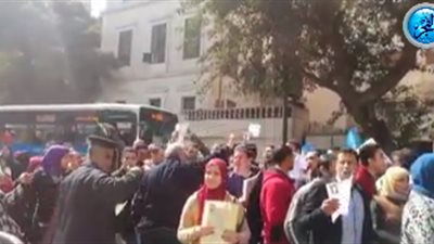 حملة الماجستير يقفون أمام مجلس الوزراء خلال مسيرة للمطالبة بالتعيين (فيديو)