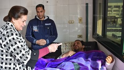 محافظ البحيرة تطمئن علي مرضى 