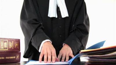 هل تعلم لماذا يرتدي القضاة عباءة سوداء ؟