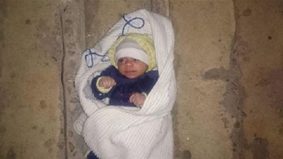 العثور على طفلة رضيعة ملقاة أمام أحد المنازل بمنطقة التبين 