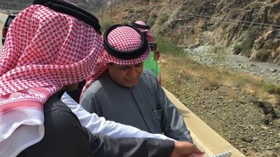 وزير النقل يقف على عقبة ضلع لمتابعة العمل