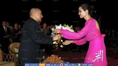ملك كامبوديا يكرم أنجلينا جولي (صور)