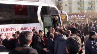 حافلة أردوغان تدهس حارسه الشخصي (فيديو)