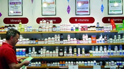 ضبط محل بيع مكملات غذائية لعرضه منتجات مجهولة المصدر في الإسكندرية