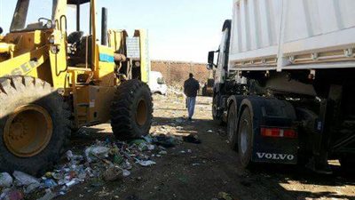 رفع القمامة من النقطة الوسطية إلى المدفن الصحي بالشرقية