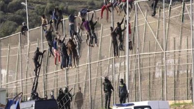 عاجل.. 300 مهاجر يقتحمون الحدود المغربية الإسبانية عند سبتة