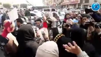 أهالي شهداء مذبحة بورسعيد يستقبلون حكم إعدام المتهمين بالزغاريد (فيديو)