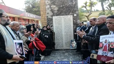 أهالي الشهداء يقرأون الفاتحة أمام النصب التذكاري بالنادي الأهلي (فيديو)