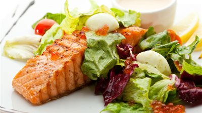 اليكِ أفضل طريقة لتحضير سمك السلمون في الفرن (فيديو)