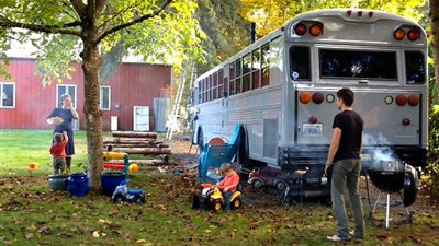بسبب ارتفاع الإيجارات.. زوجان قررا العيش في حافلة مدرسية (فيديو)