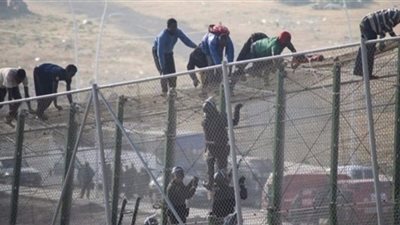 300 مهاجر يقتحمون الحدود الأسبانية المغربية في سبتة