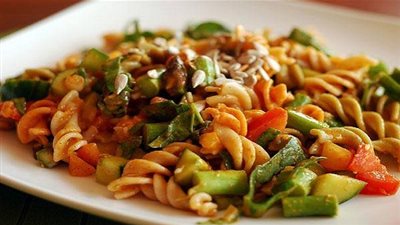 أسهل طريقة لعمل مكرونة بالخضار والصوص الأبيض