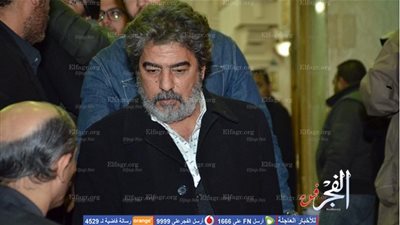 جمال عبد الناصر وسامح يسري يؤديا واجب العزاء في والد أمير كرارة (فيديو)