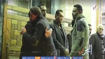 توزيع المصاحف في عزاء والد أمير كرارة  (فيديو)