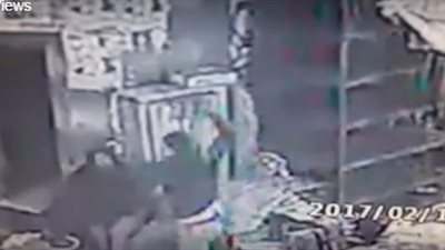 شاهد.. منوفي يهاجم رجلًا وزوجته بـ