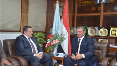 محافظ كفر الشيخ يستقبل أسامة هيكل بمكتبه.. والأخير يحاضر بكلية الطب (صور)