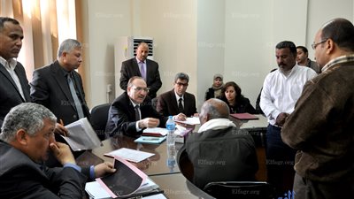 محافظ بني سويف يصرف 8 آلاف جنيه مساعدات مالية للمحتاجين (صور)