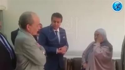موظفة بالتعليم العالي تستغيث بالوزير أثناء جولته بالوزارة (فيديو)