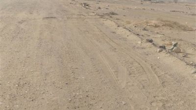 مواطن يطالب بسرعة سفلتة شارع بـ