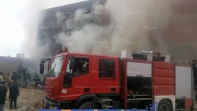 إخماد حريق محدود خلف مصنع للأخشاب بحرفيين الزهور في بورسعيد (صور)