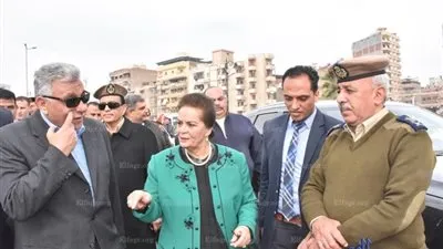 محافظ البحيرة ومدير الأمن يتفقدان منافذ بيع السلع الغذائية بدمنهور (صور)