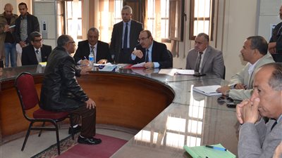 محافظ بني سويف يناقش معدلات إنجاز إدارة 