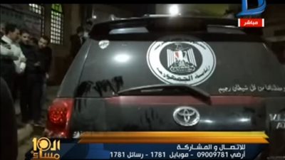 شاهد..القبض على شخص انتحل صفة مندوب الرئاسة للمشاركة بجنازة عمر عبد الرحمن(فيديو)