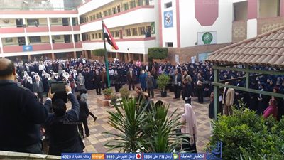 في أولى جولاته.. رئيس قطاع التعليم يشارك طالبات الأورمان الثانوية طابور الصباح