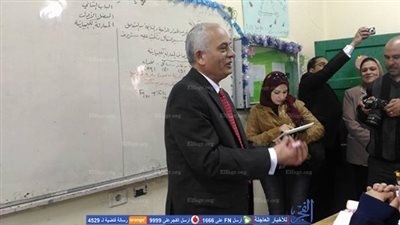 رئيس قطاع التعليم يشرح درس كيمياء لطالبات مدرسة الأورمان الثانوية 