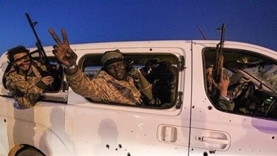 الإرهابيون يمنعون خروج المدنيين من مناطق الاشتباك غرب بنغازي