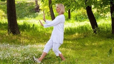 هذه التمارين الصينية تقيك من السقوط عند الكبر