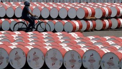 مخزونات النفط الخام الأمريكية ترتفع بأقل من المتوقع 