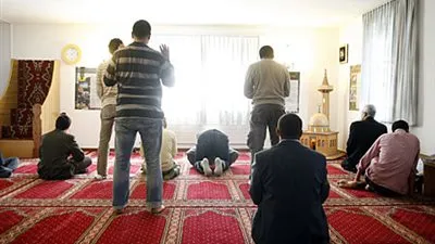 مشاجرة داخل مسجد في كفر الشيخ.. الإمام ينهى خطبة الجمعة.. والمصلون يخرجون دون الصلاة