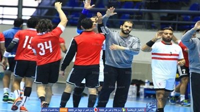 الأهلي يتفوق على الزمالك 7-10 في الشوط الأول لقمة اليد