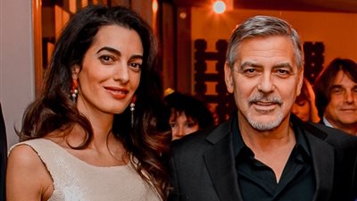 أمل علم الدين تظهر حملها في حفل توزيع جوائز 