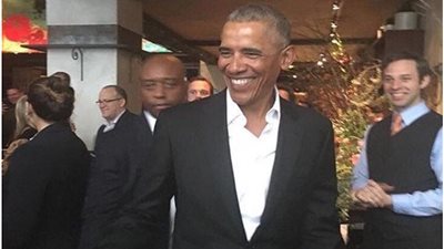 المئات يهتفون لأوباما أثناء ظهوره في منهاتن 