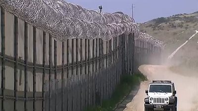 إدارة ترامب تقوم بخطوتها الأولى لبناء جدار على الحدود مع المكسيك