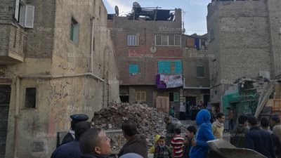 انهيار عقار أمام مستشفى الطلبة بحي السيدة زينب  (صور)