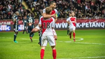 موناكو يهزم جانجون وينفرد بصدارة الدوري الفرنسي 