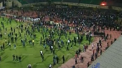 محكوم عليه بالإعدام في مذبحة بورسعيد يودع والدته ويقبل قدمها (صور)