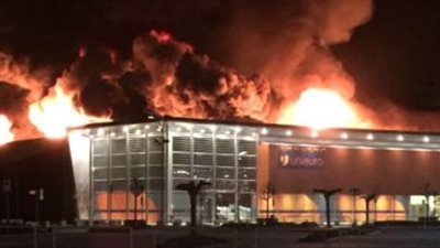 حريق هائل يلتهم مول تجارى فى إيطاليا