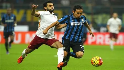 روما يصارع إنتر في قمة الدوري الإيطالي.. محمد صلاح في فخ ظهير 