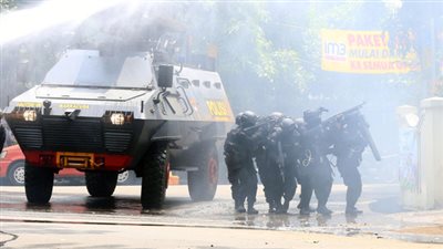 انفجار وتبادل إطلاق نار في مبنى حكومي بإندونيسيا (صور)