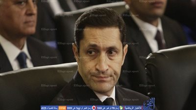 علاء مبارك في عزاء والد محمد أبوتريكة (فيديو وصور)